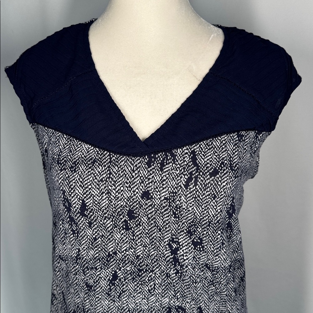 ❤️3/$30 Daniel Rainn Navy and White Women's Top - Picture 2 of 8